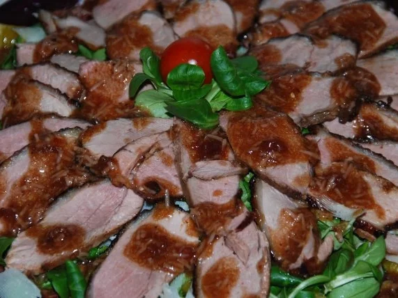 Entenbrusttranchen auf Feldsalat umzingelt von Rote Beete-Carpaccio - Rezept - Bild Nr. 2