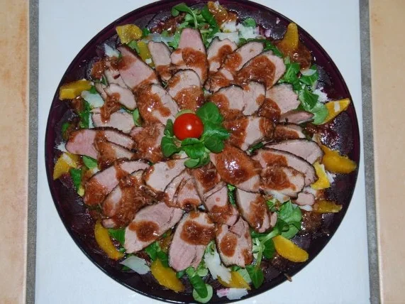 Entenbrusttranchen auf Feldsalat umzingelt von Rote Beete-Carpaccio - Rezept