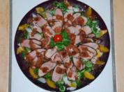 Entenbrusttranchen auf Feldsalat umzingelt von Rote Beete-Carpaccio - Rezept