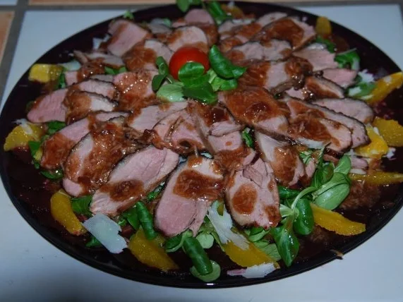 Entenbrusttranchen auf Feldsalat umzingelt von Rote Beete-Carpaccio - Rezept - Bild Nr. 3
