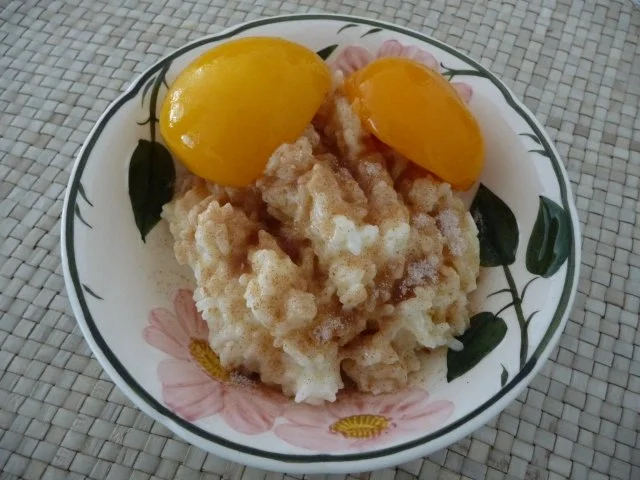 Rezept: Resteverwertung : ...vom Milchreis mit Pfirsichen als Dessert Resteverwertung : ...vom Milchreis mit Pfirsichen als Dessert - Rezept