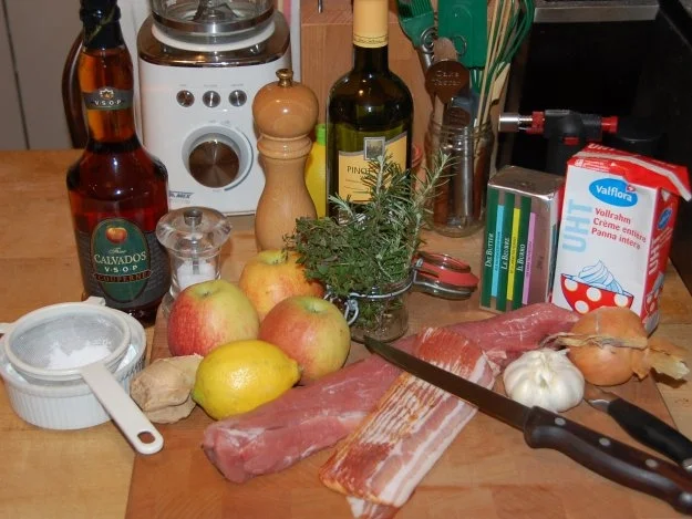 Rezept: MEDAILLONS VON DER SCHWEINELENDE MIT KARAMELLISIERTEN ÄPFELN UND CALVADOS MEDAILLONS VON DER SCHWEINELENDE MIT KARAMELLISIERTEN ÄPFELN UND CALVADOS - Rezept