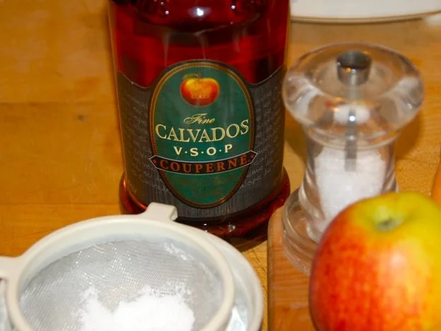 Rezept: MEDAILLONS VON DER SCHWEINELENDE MIT KARAMELLISIERTEN ÄPFELN UND CALVADOS Bild Nr. 2 MEDAILLONS VON DER SCHWEINELENDE MIT KARAMELLISIERTEN ÄPFELN UND CALVADOS - Rezept - Bild Nr. 2