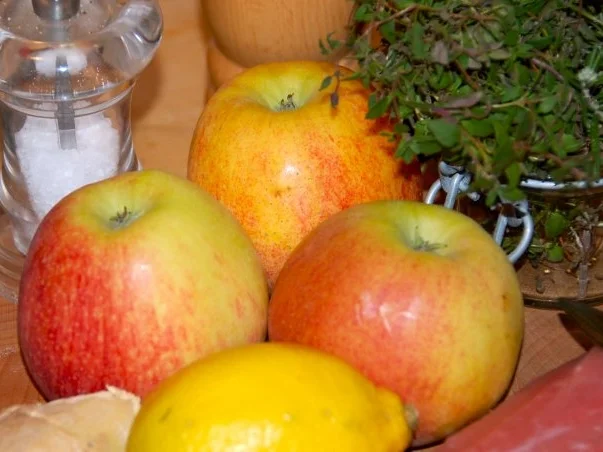 Rezept: MEDAILLONS VON DER SCHWEINELENDE MIT KARAMELLISIERTEN ÄPFELN UND CALVADOS Bild Nr. 3 MEDAILLONS VON DER SCHWEINELENDE MIT KARAMELLISIERTEN ÄPFELN UND CALVADOS - Rezept - Bild Nr. 3