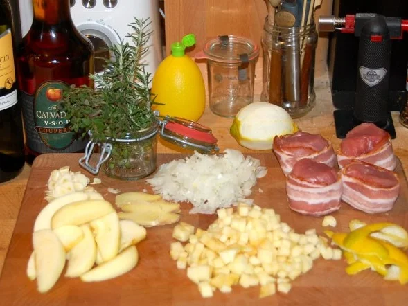Rezept: MEDAILLONS VON DER SCHWEINELENDE MIT KARAMELLISIERTEN ÄPFELN UND CALVADOS Bild Nr. 8 MEDAILLONS VON DER SCHWEINELENDE MIT KARAMELLISIERTEN ÄPFELN UND CALVADOS - Rezept - Bild Nr. 8