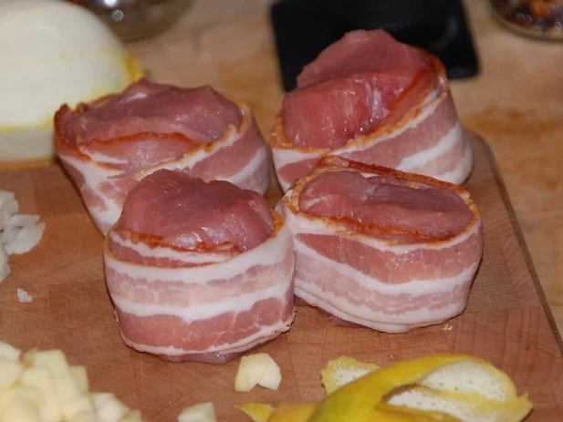 Rezept: MEDAILLONS VON DER SCHWEINELENDE MIT KARAMELLISIERTEN ÄPFELN UND CALVADOS Bild Nr. 9 MEDAILLONS VON DER SCHWEINELENDE MIT KARAMELLISIERTEN ÄPFELN UND CALVADOS - Rezept - Bild Nr. 9