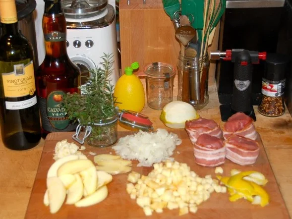 Rezept: MEDAILLONS VON DER SCHWEINELENDE MIT KARAMELLISIERTEN ÄPFELN UND CALVADOS Bild Nr. 11 MEDAILLONS VON DER SCHWEINELENDE MIT KARAMELLISIERTEN ÄPFELN UND CALVADOS - Rezept - Bild Nr. 11