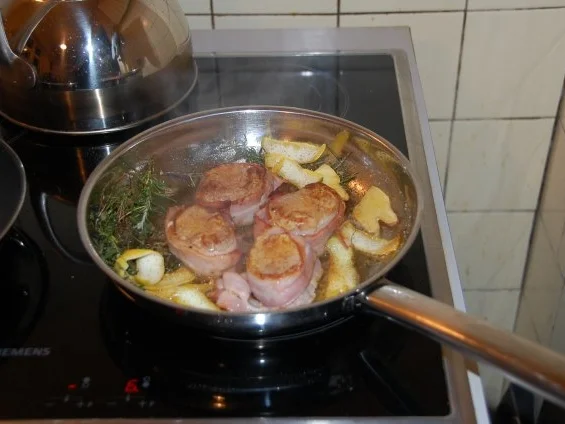 Rezept: MEDAILLONS VON DER SCHWEINELENDE MIT KARAMELLISIERTEN ÄPFELN UND CALVADOS Bild Nr. 12 MEDAILLONS VON DER SCHWEINELENDE MIT KARAMELLISIERTEN ÄPFELN UND CALVADOS - Rezept - Bild Nr. 12