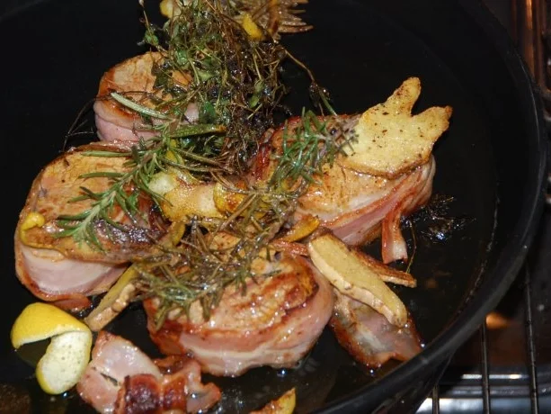 Rezept: MEDAILLONS VON DER SCHWEINELENDE MIT KARAMELLISIERTEN ÄPFELN UND CALVADOS Bild Nr. 14 MEDAILLONS VON DER SCHWEINELENDE MIT KARAMELLISIERTEN ÄPFELN UND CALVADOS - Rezept - Bild Nr. 14