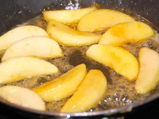 Rezept: MEDAILLONS VON DER SCHWEINELENDE MIT KARAMELLISIERTEN ÄPFELN UND CALVADOS Bild Nr. 18 MEDAILLONS VON DER SCHWEINELENDE MIT KARAMELLISIERTEN ÄPFELN UND CALVADOS - Rezept - Bild Nr. 18