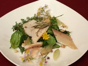 Murgtal-Forelle an wildem Weinbergsalat mit Holunderbeeren-Balsamico - Rezept