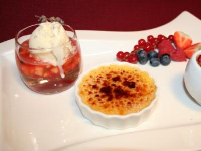 Rezept: Mini-Erdbeer-Ananas-Ragout mit Lavendeleis, dazu Mini-Crème brûlée und Granatapfel Mini-Erdbeer-Ananas-Ragout mit Lavendeleis, dazu Mini-Crème brûlée und Granatapfel - Rezept