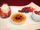 Mini-Erdbeer-Ananas-Ragout mit Lavendeleis, dazu Mini-Crème brûlée und Granatapfel - Rezept