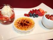 Mini-Erdbeer-Ananas-Ragout mit Lavendeleis, dazu Mini-Crème brûlée und Granatapfel - Rezept