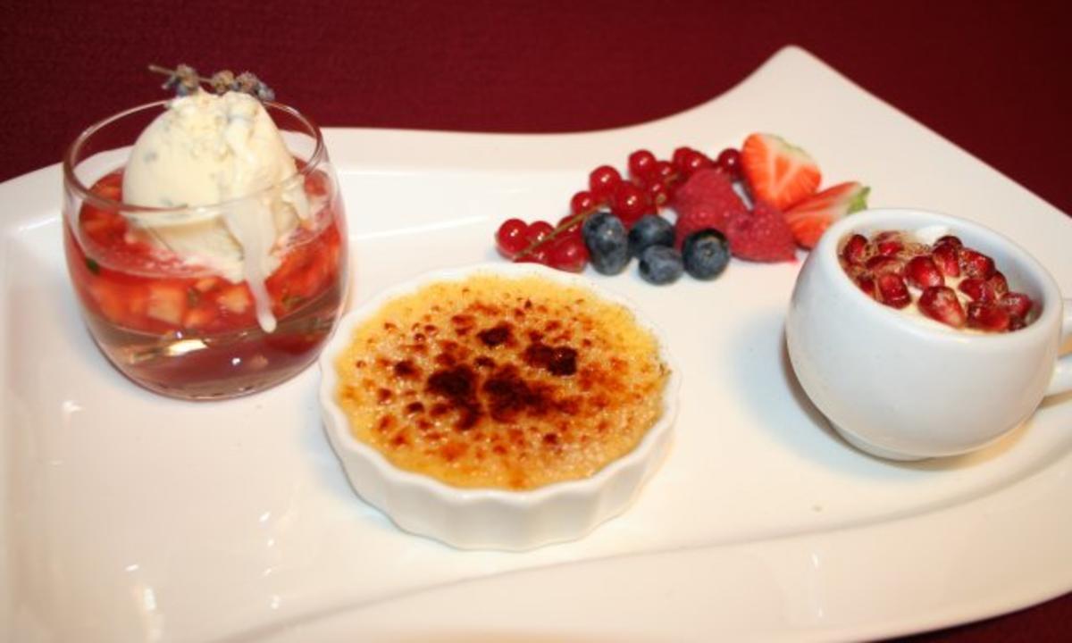 Bilder für Mini-Erdbeer-Ananas-Ragout mit Lavendeleis, dazu Mini-Crème brûlée und Granatapfel - Rezept