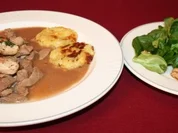 Züricher Geschnetzeltes mit Rösti, frischen Kräutersteinpilzen und Feldsalat - Rezept