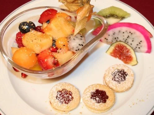 Rezept: Exotischer Obstsalat mit Pfauenauge Exotischer Obstsalat mit Pfauenauge - Rezept