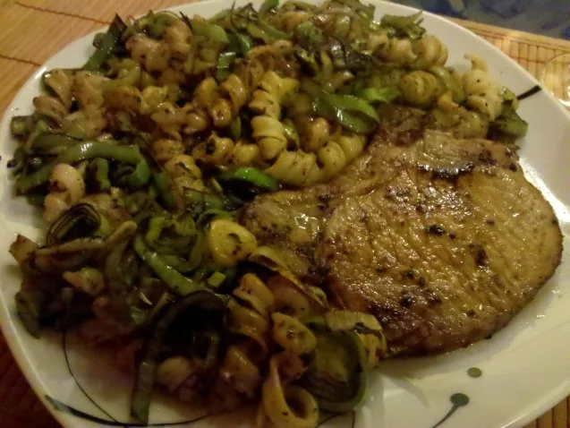 Rezept: Fleisch: Asiakotelett mit Lauchnudeln Bild Nr. 10 Fleisch: Asiakotelett mit Lauchnudeln - Rezept - Bild Nr. 10