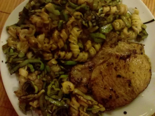 Rezept: Fleisch: Asiakotelett mit Lauchnudeln Bild Nr. 11 Fleisch: Asiakotelett mit Lauchnudeln - Rezept - Bild Nr. 11