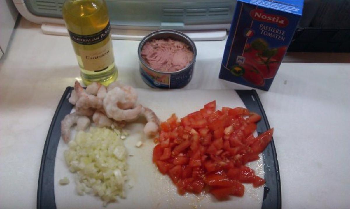 Garnelen mit Thunfisch in Weißwein-Tomatensauce auf Spaghetti - Rezept - Bild Nr. 2