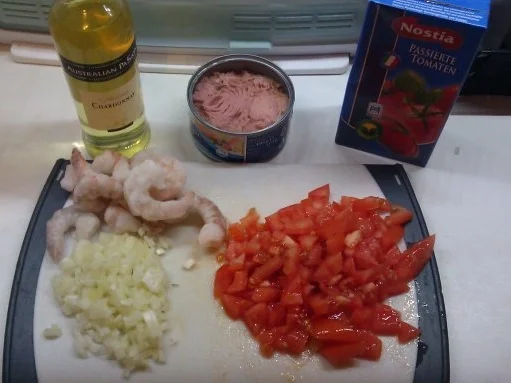 Rezept: Garnelen mit Thunfisch in Weißwein-Tomatensauce auf Spaghetti Bild Nr. 2 Garnelen mit Thunfisch in Weißwein-Tomatensauce auf Spaghetti - Rezept - Bild Nr. 2