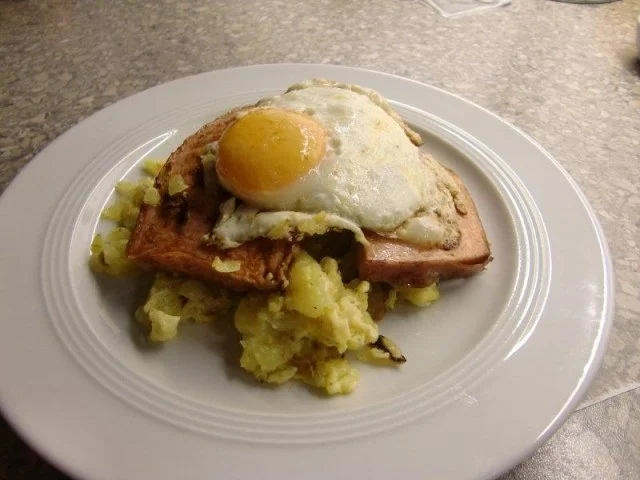 Leberkäse auf Bratkartoffeln mit Spiegelei - Rezept