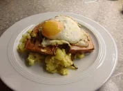 Leberkäse auf Bratkartoffeln mit Spiegelei - Rezept