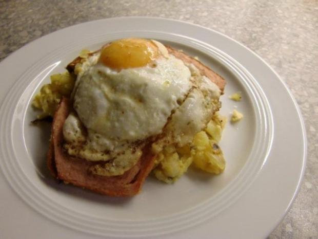 Leberkäse auf Bratkartoffeln mit Spiegelei - Rezept - kochbar.de