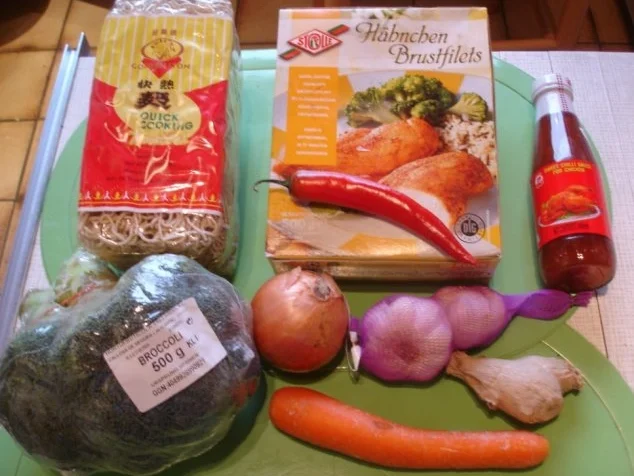 Ausgebackene Hähnchennuggets mit Gemüsenudeln - Rezept - Bild Nr. 2