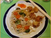 Ausgebackene Hähnchennuggets mit Gemüsenudeln - Rezept