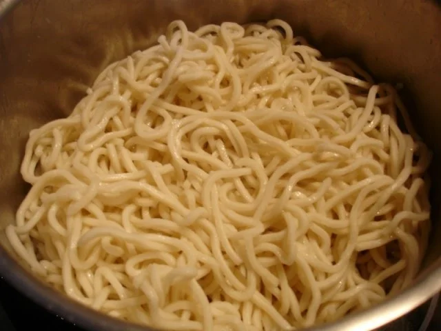 Ausgebackene Hähnchennuggets mit Gemüsenudeln - Rezept - Bild Nr. 12