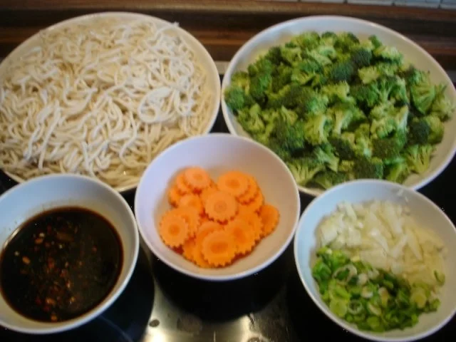 Ausgebackene Hähnchennuggets mit Gemüsenudeln - Rezept - Bild Nr. 17