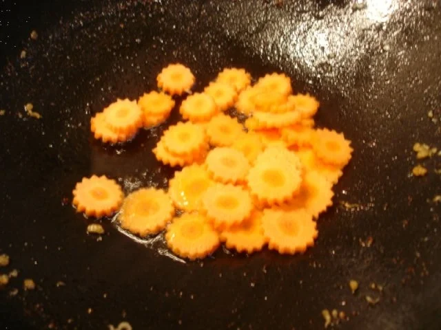 Ausgebackene Hähnchennuggets mit Gemüsenudeln - Rezept - Bild Nr. 25