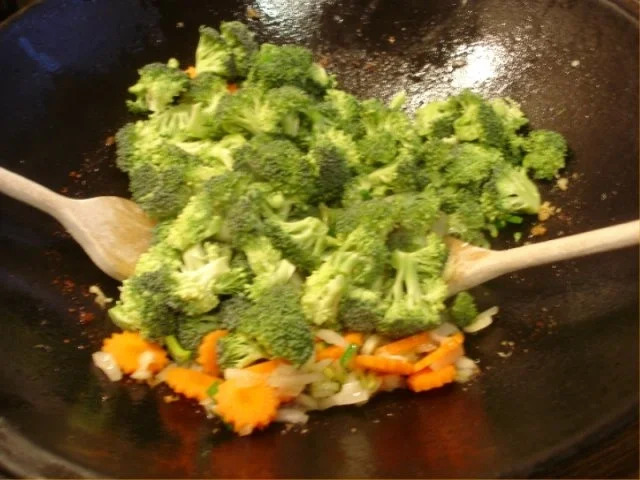 Ausgebackene Hähnchennuggets mit Gemüsenudeln - Rezept - Bild Nr. 27