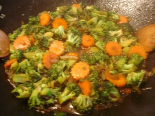 Ausgebackene Hähnchennuggets mit Gemüsenudeln - Rezept - Bild Nr. 30