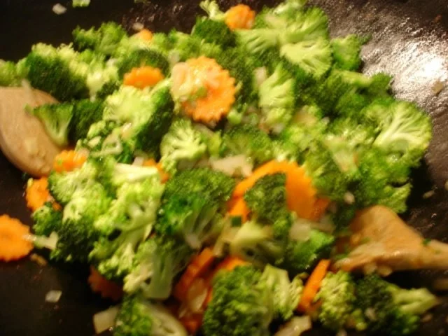 Ausgebackene Hähnchennuggets mit Gemüsenudeln - Rezept - Bild Nr. 29