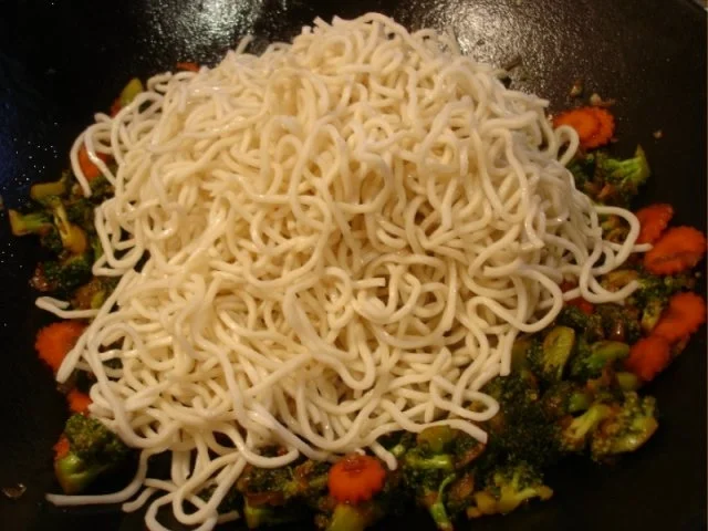 Ausgebackene Hähnchennuggets mit Gemüsenudeln - Rezept - Bild Nr. 31