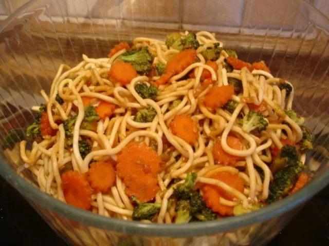 Ausgebackene Hähnchennuggets mit Gemüsenudeln - Rezept - Bild Nr. 34