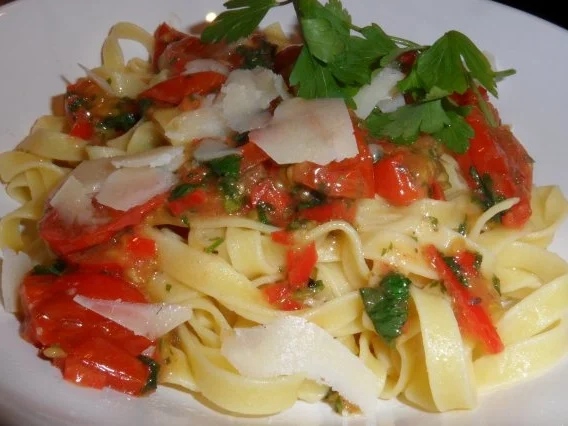 Rezept: Pasta arrabiata in Trüffelbutter Pasta arrabiata in Trüffelbutter - Rezept