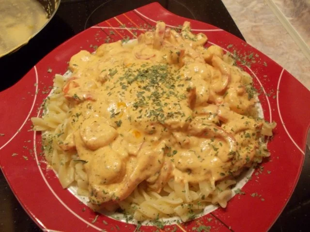 GARNELEN mit PAPRIKASTREIFEN auf NUDELBETT - Rezept
