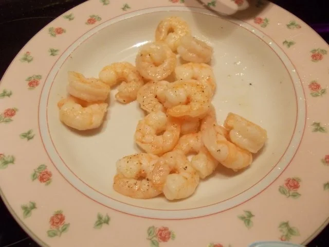 GARNELEN mit PAPRIKASTREIFEN auf NUDELBETT - Rezept - Bild Nr. 3