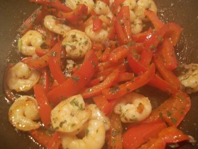 GARNELEN mit PAPRIKASTREIFEN auf NUDELBETT - Rezept - Bild Nr. 5