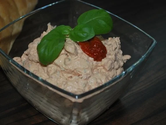 Rezept: Cremiger Frischkäse-Dip "Italia" Cremiger Frischkäse-Dip "Italia" - Rezept