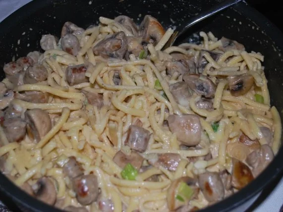 Schnelle Spätzle-Pfanne mit Würstchen - Rezept