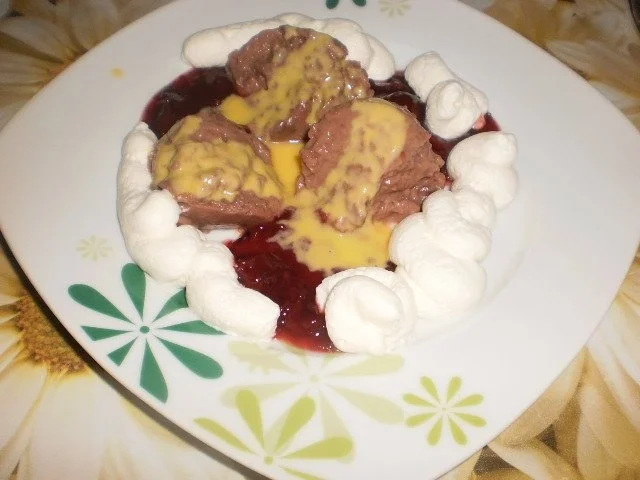 Pudding an rote Grütze - Rezept