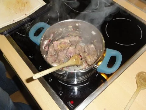 Hirschgulasch mit Apfel-Rotkraut - Rezept - Bild Nr. 3