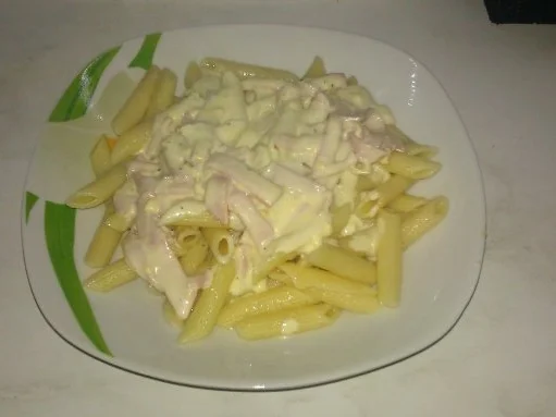 Schinken - Sahnesauce auf Rigatoni - Rezept