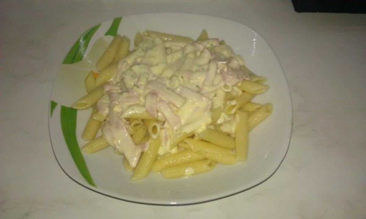 Schinken-Sahnesauce auf Rigatoni