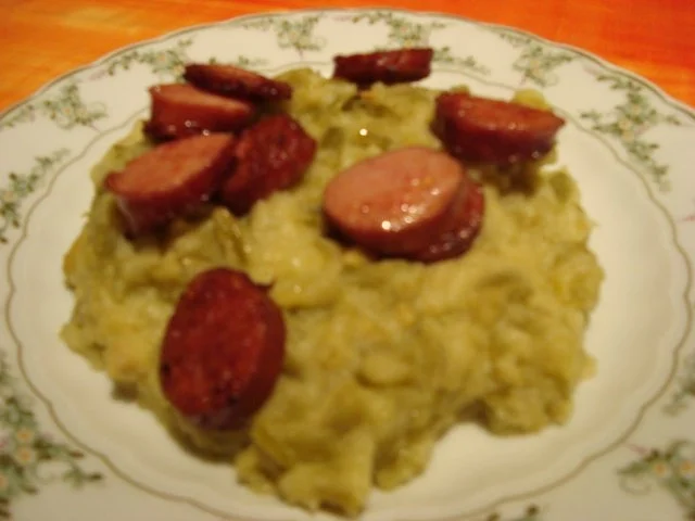 Bohnen untereinander mit gebratenen Mettwürstchen - Rezept