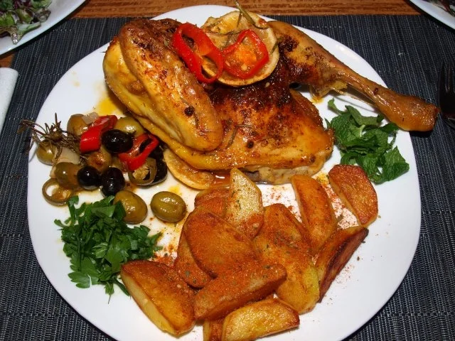 Halbe Maisbrathähnchen mit Oliven und Paprika - Rezept